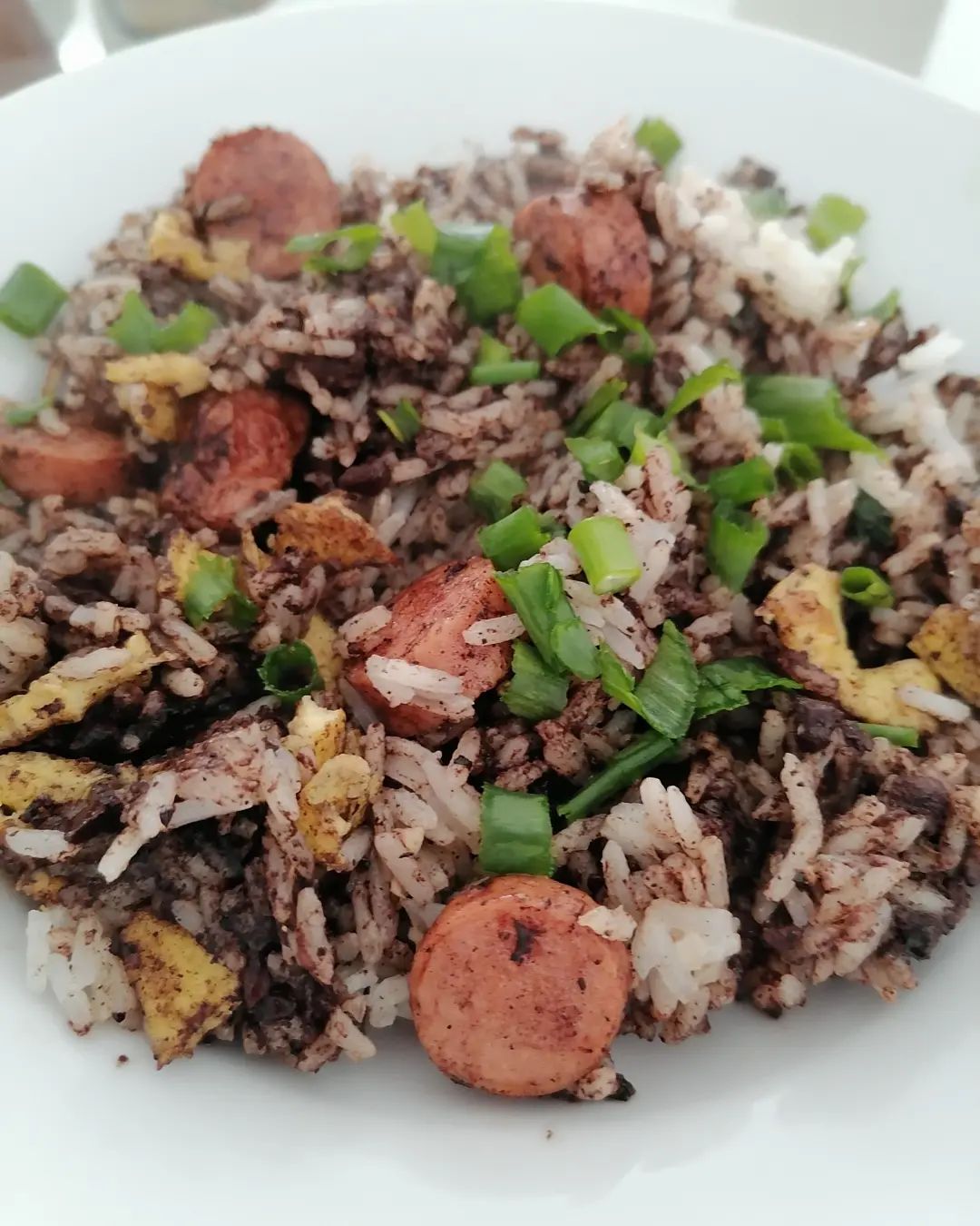 Sangrecita combinada con chaufa y salchichas Sangrecita combinada con chaufa y salchichas