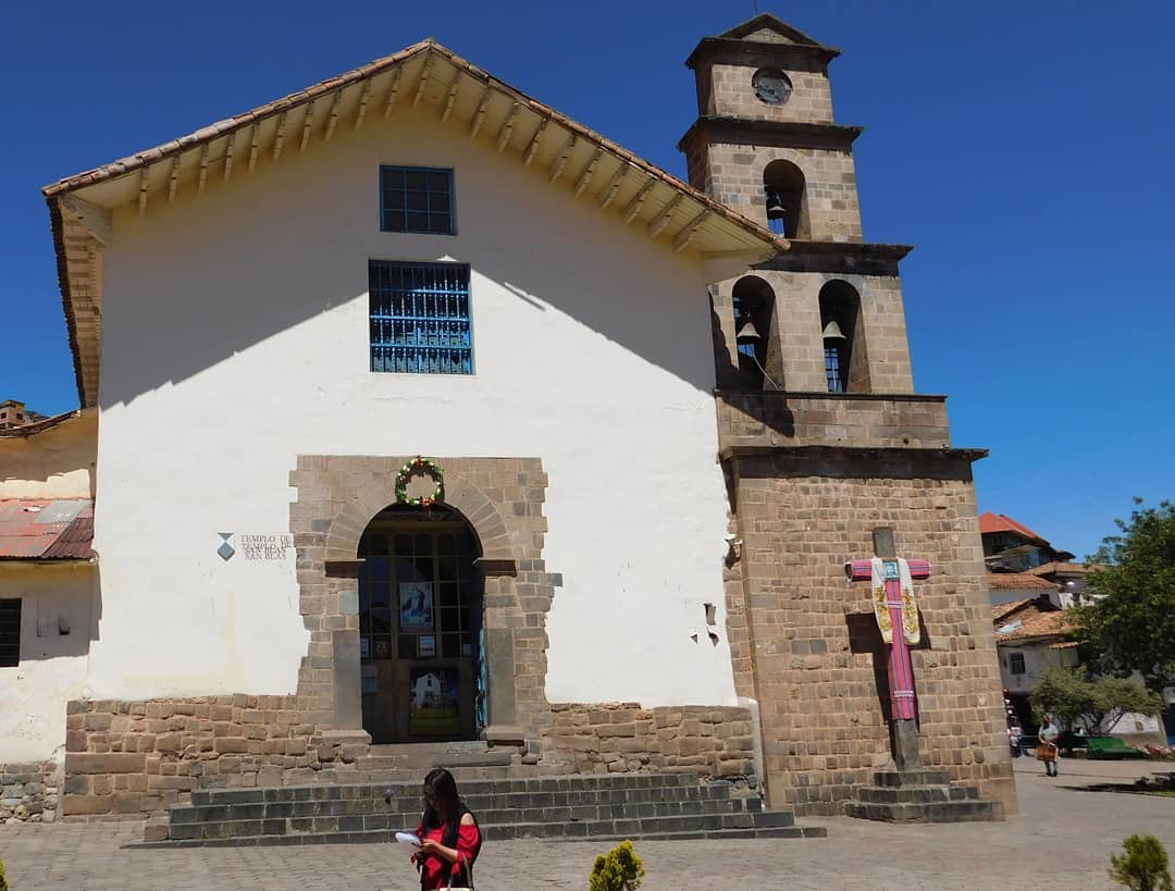 Vista de la iglesia de San Blase de día, un cielo serrano azul rodea la ciudad del Cusco