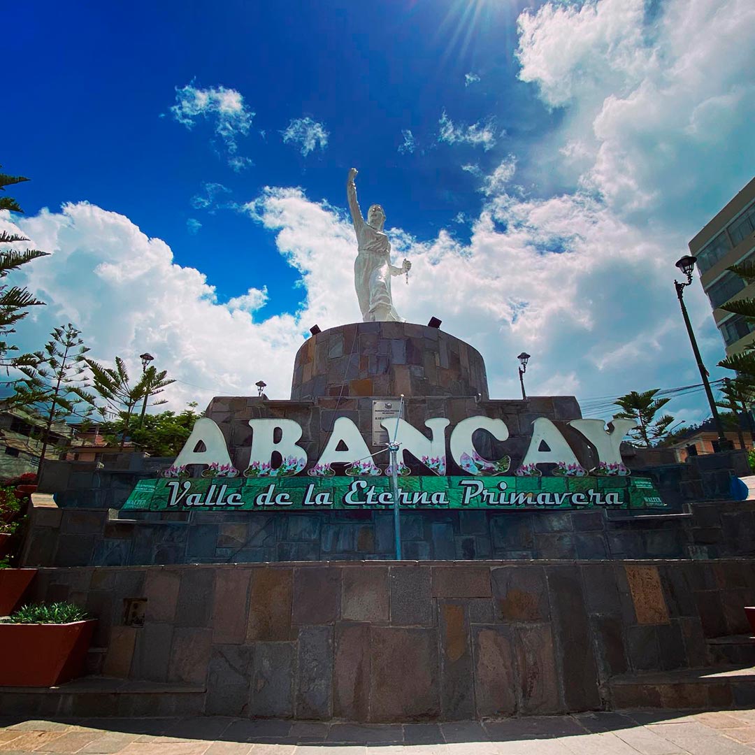 Letras de Abancay en la plaza Micaela Bastidas. Al fondo, una estatua conmemorativa de Micaela Bastidas, quien fue parte de la revolución de Tupac Amaru II