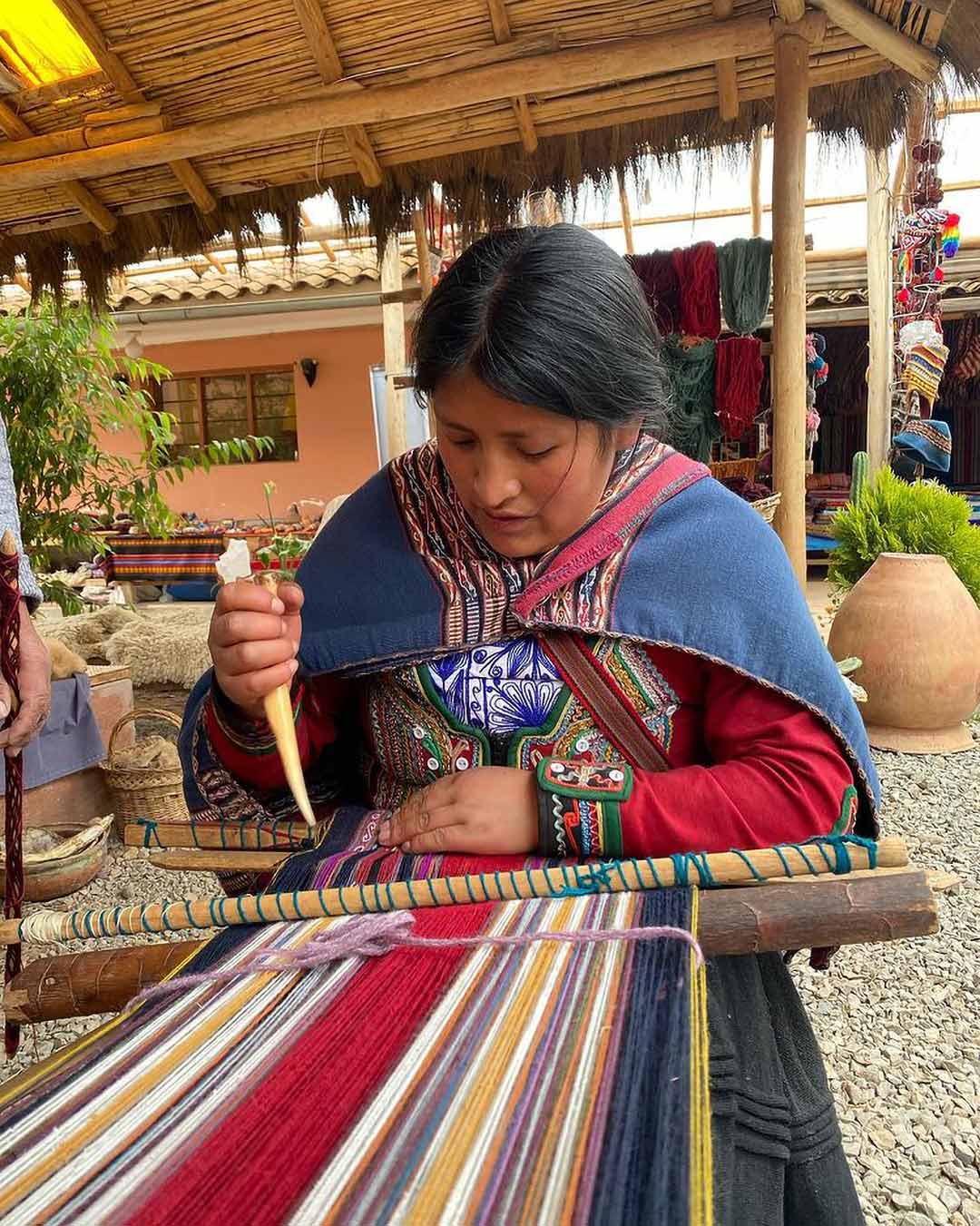 Mujer haciendo un telar, arte típico cusqueño