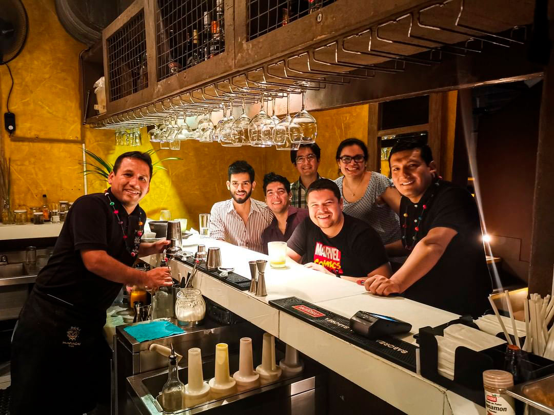 Un grupo de jóvenes posando para una foto dentro de Huaringas Bar