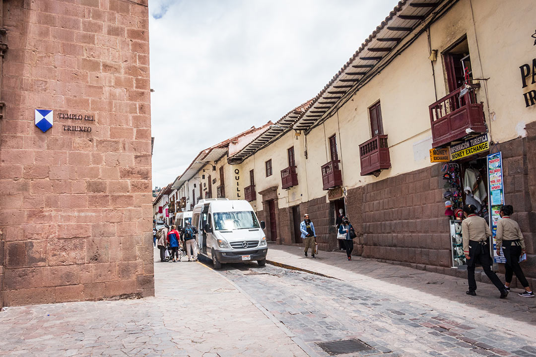 Vista diurna de la Calle del Triunfo, en Cusco