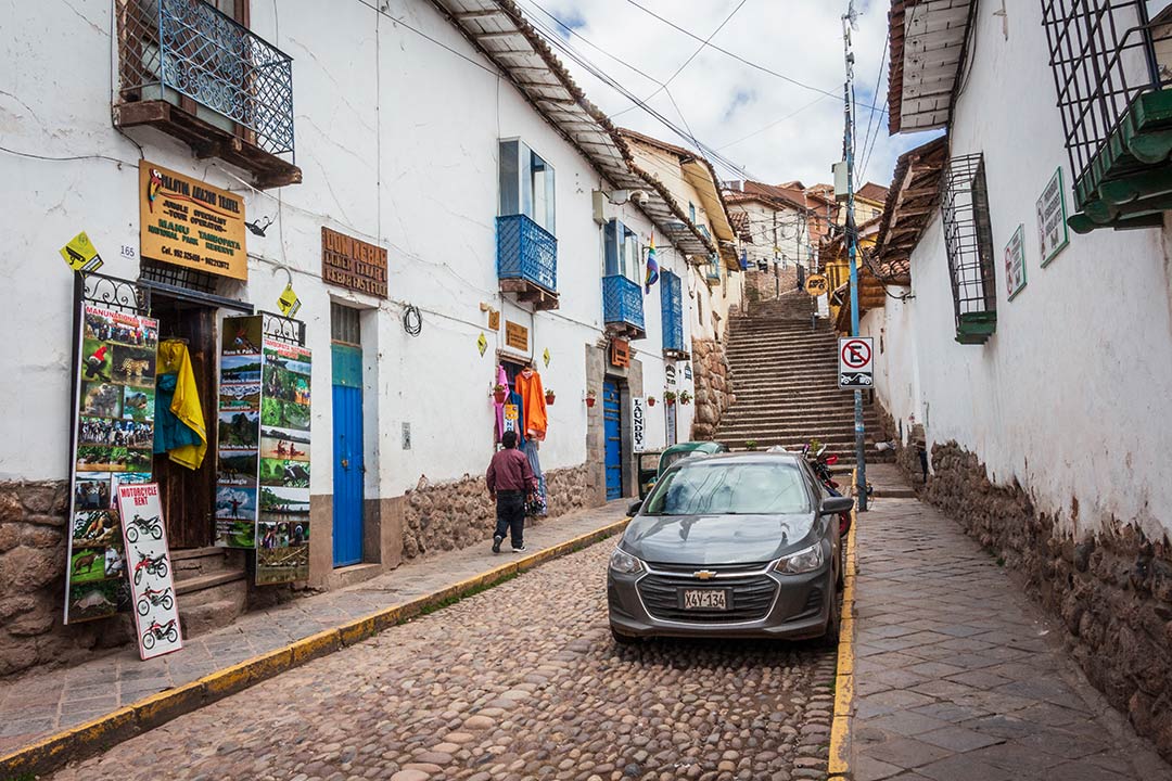 Vista diurna de la Calle Teqseqocha, con un vehículo aparcado al costado de la estrecha calle