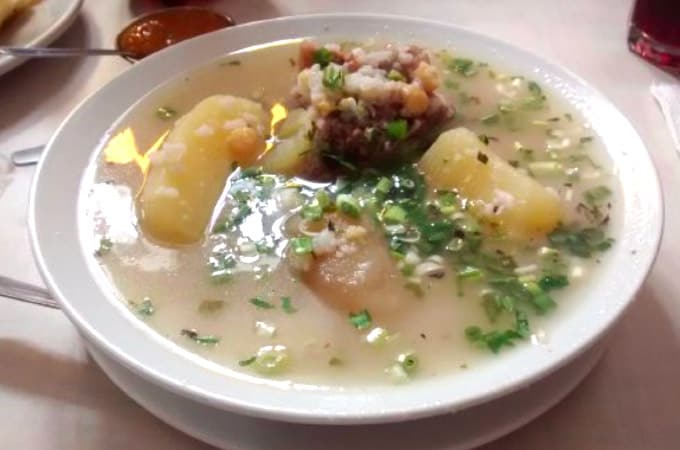 caldo de cordero o de cabeza