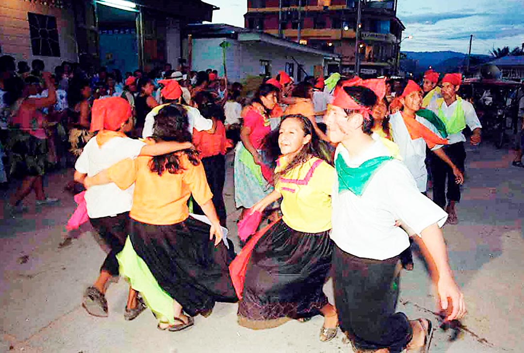 Jóvenes haciendo el El Baile de la Pandilla