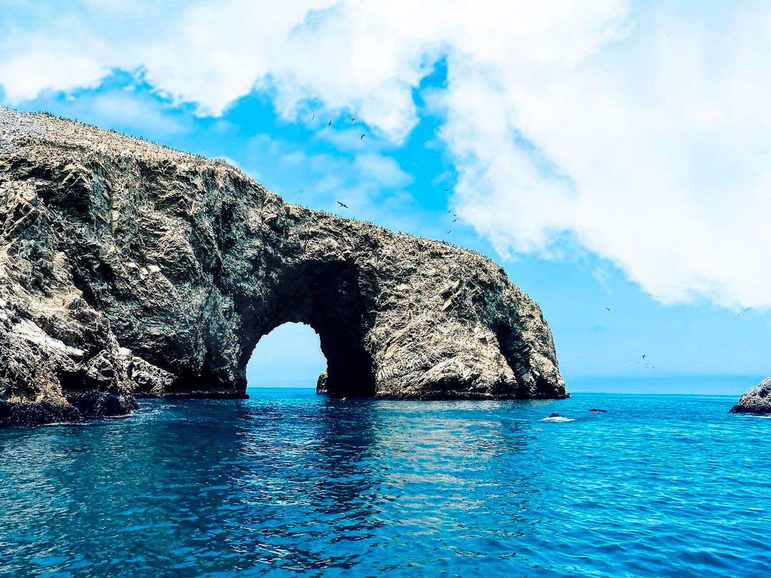 Un cielo y mar azul acompañan a las Islas Ballestas en Ica. 