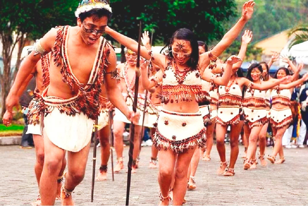 Varias personas bailan la Danza del Amazonas