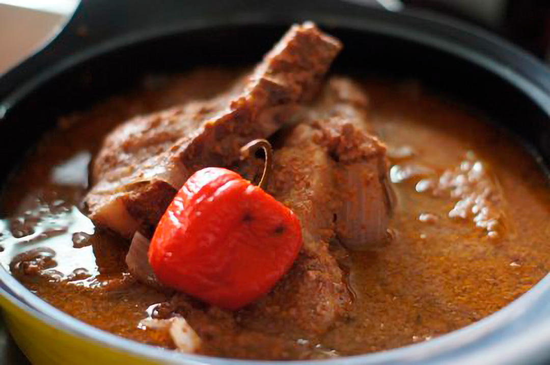 Adobo Arequipeño Adobo Arequipeño, plato compuesto de cerdo,, una salsa especial y un pimentón