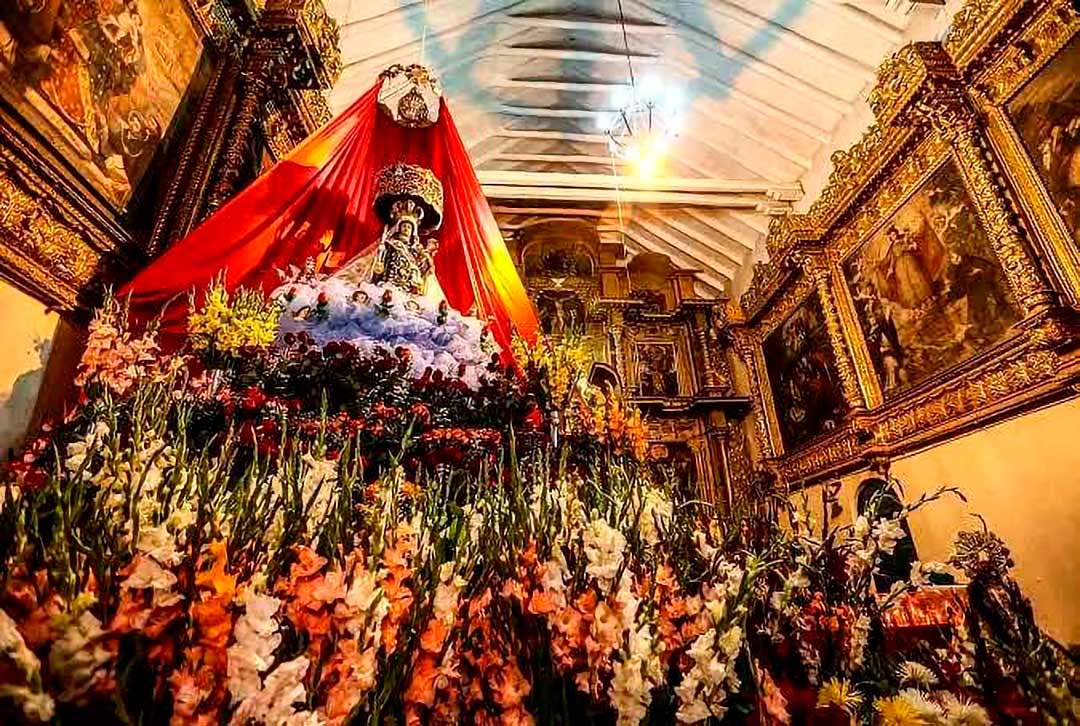 Virgen del CArmen en el templo de Paucartambo.