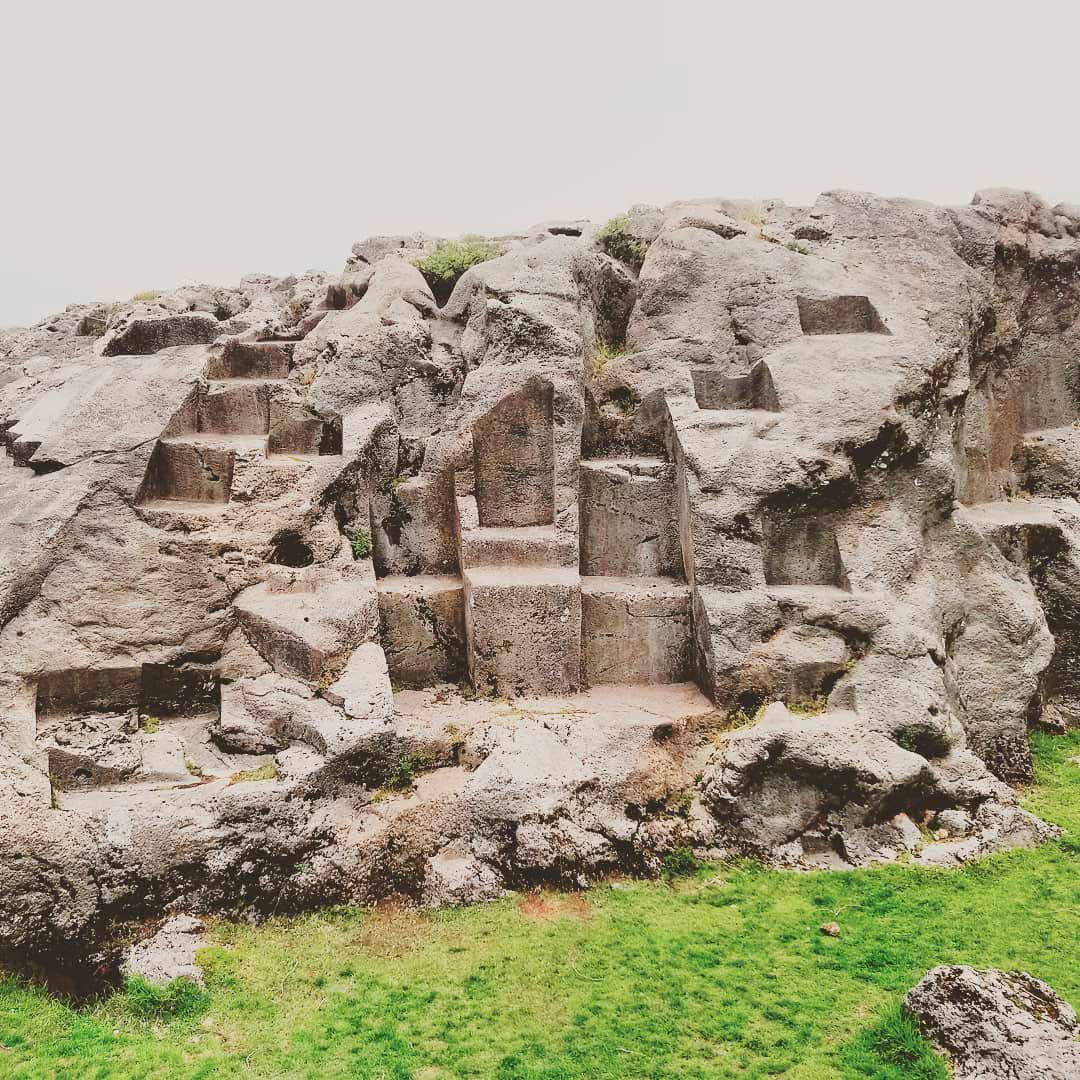 Vista diurna de la Chinkana (Chincana) de Sacsayhuaman