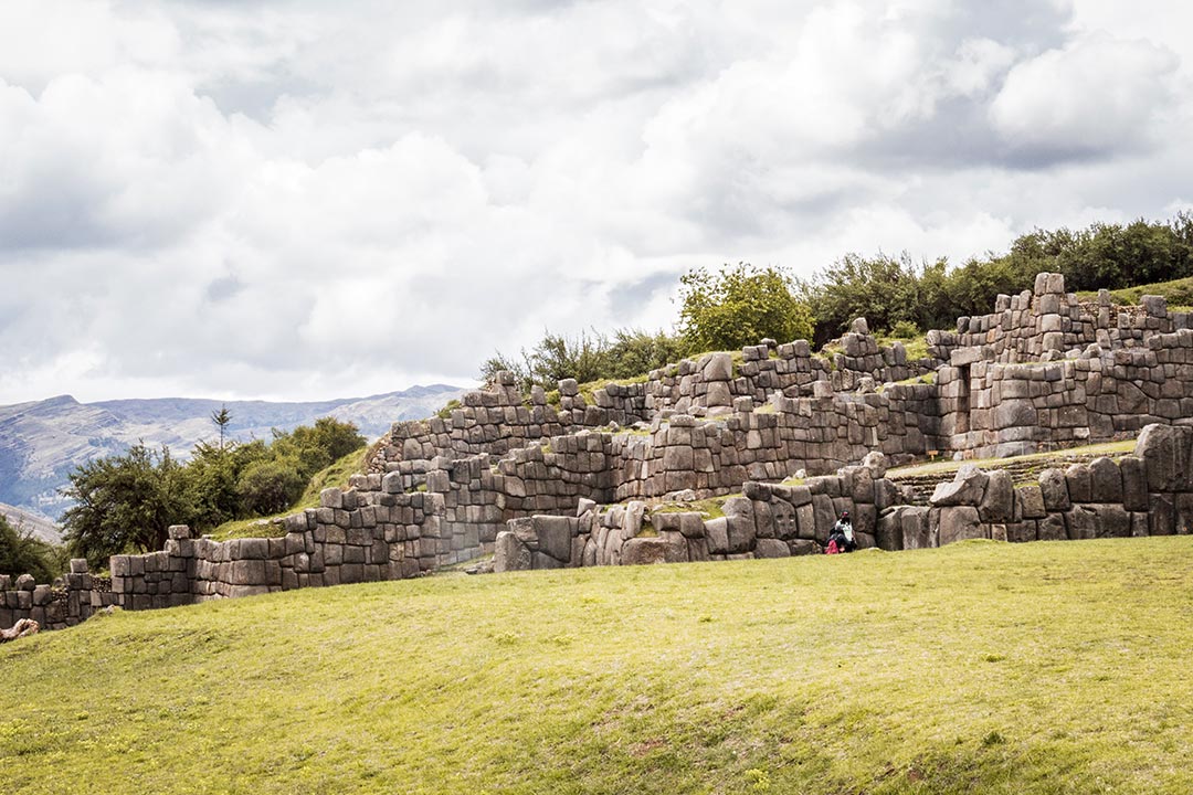 Vista diurna de las murallas de la fortaleza de Sacsayhuaman, maravilla arquitéctónica incaica