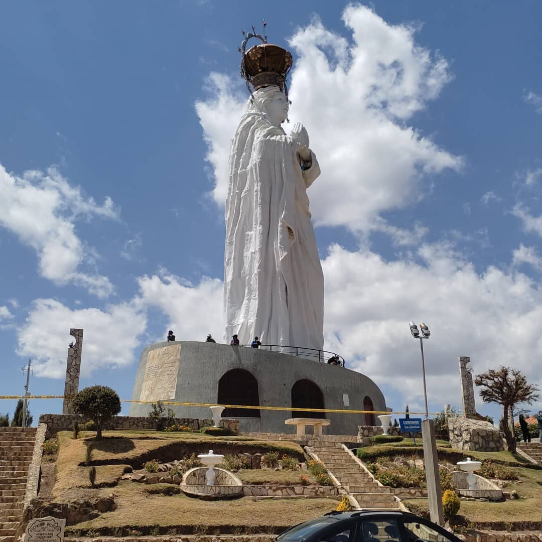 Vista inferior de la Virgen de Concepción, estatua que representa a una mujer vestida de mantos rezando