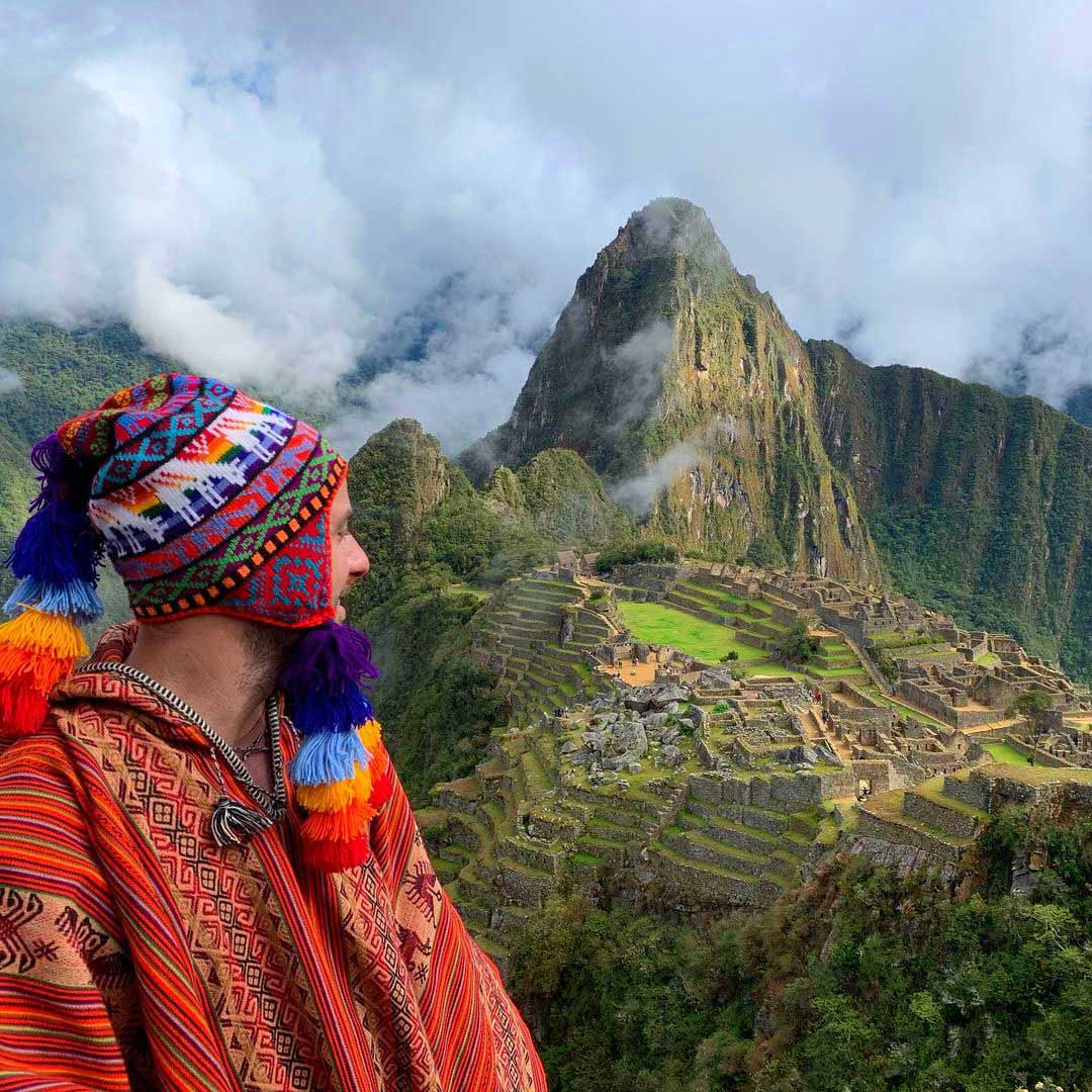 Turista contemplando la majestuosidad de Machu Picchu Turista contemplando la majestuosidad de Machu Picchu