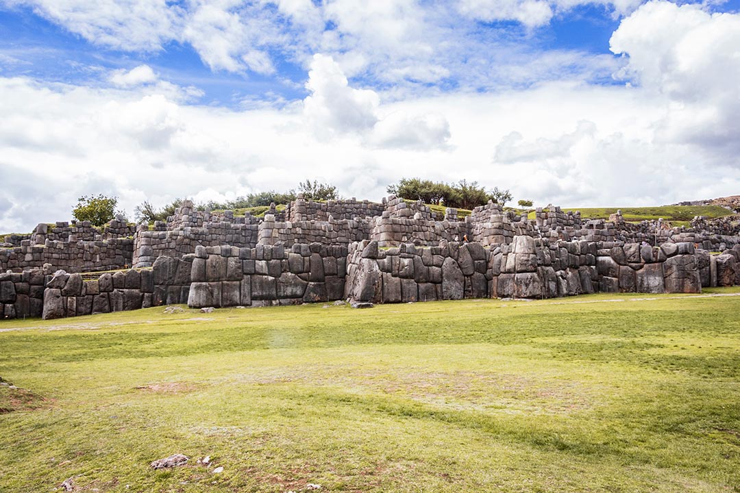 Fortaleza de Sacsayhuaman, en Cusco Vista frontal de la Fortaleza de Sacsayhuaman, en Cusco. Hay un cielo un poco concurrido por nubes, pero el clime se ve agradable