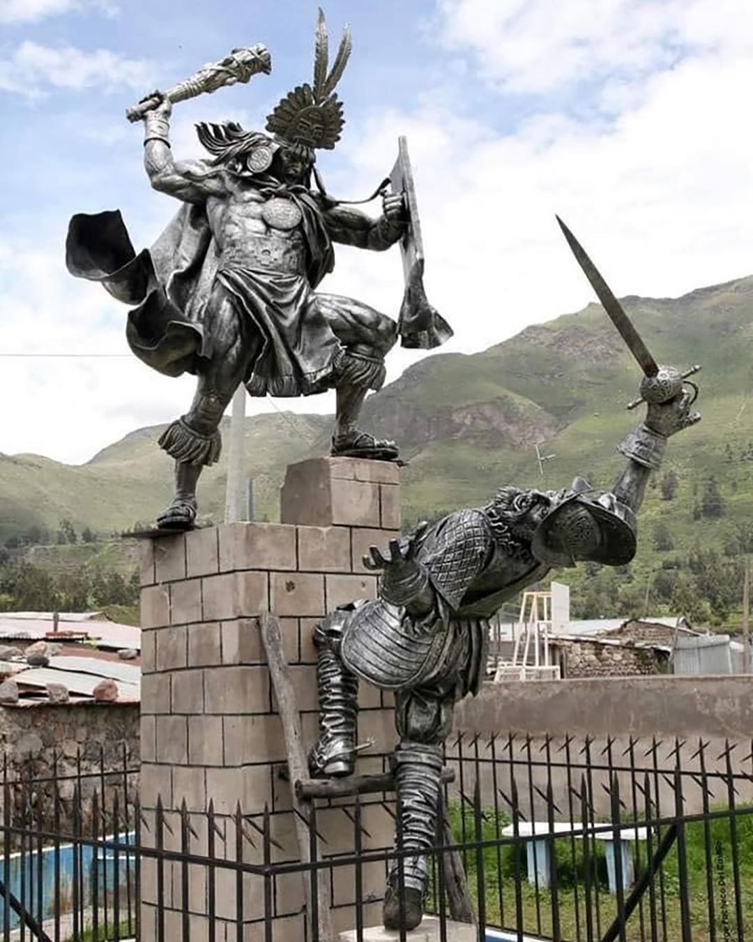 Estatua representando a Cahuide, guerrero inca notable Estatua representando a Cahuide, guerrero inca notable