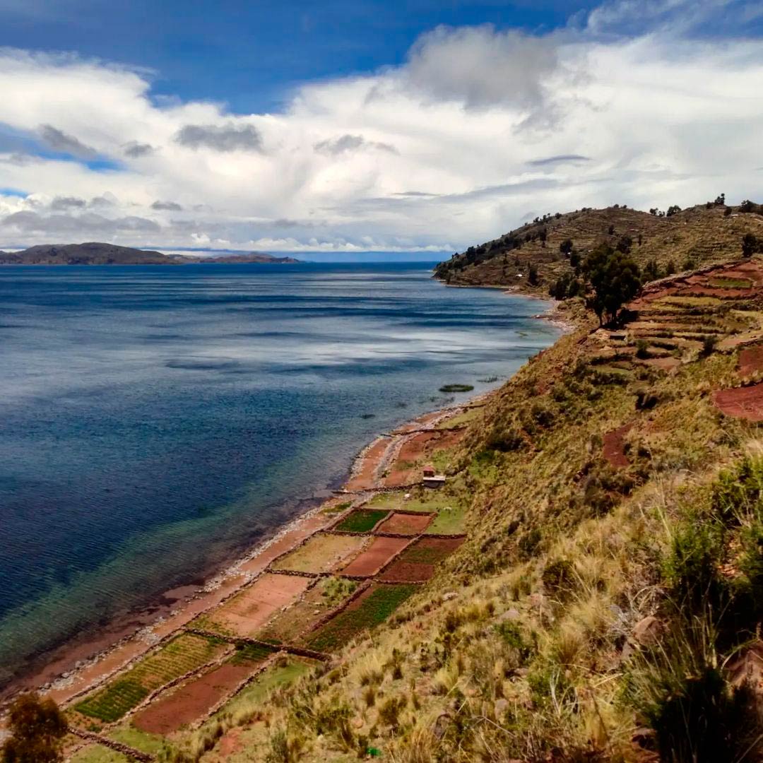 Vista general de la isla Taquile, a orillas del lago Titicaca