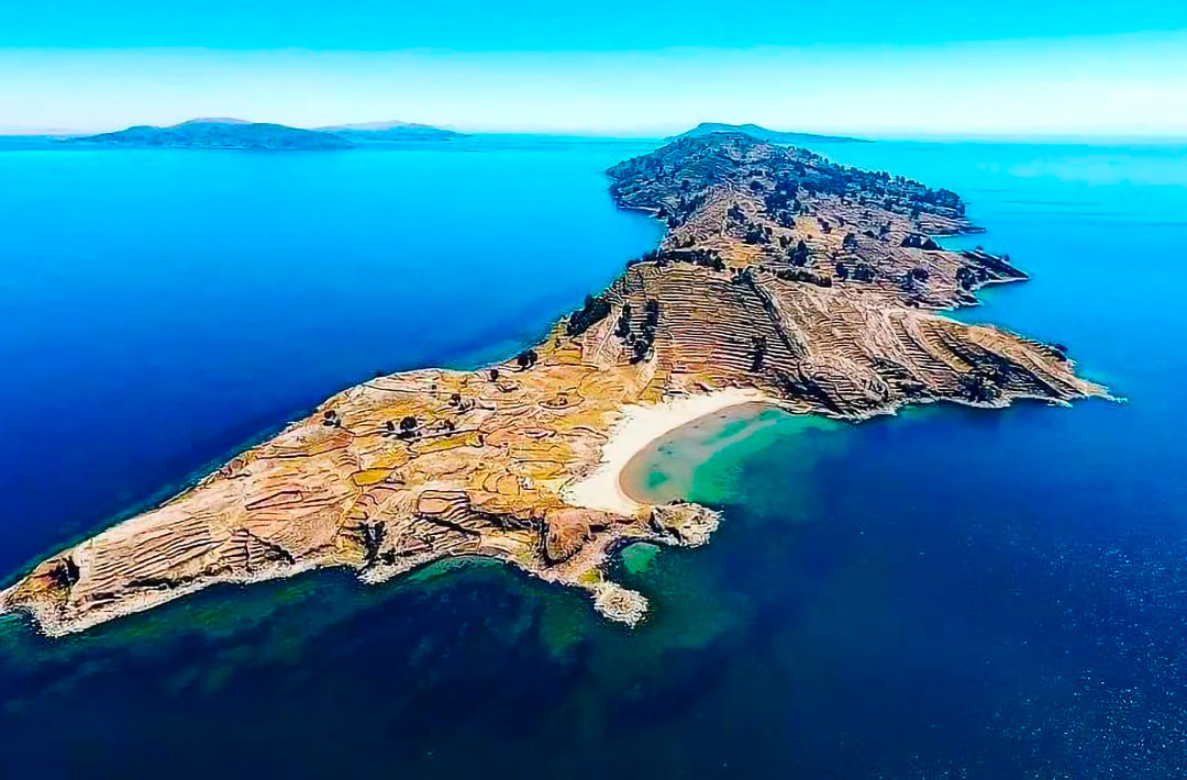 Vista panorámica de la Isla Taquile, rodeada de las aguas azules del Titicaca, la montaña más alta del mundo