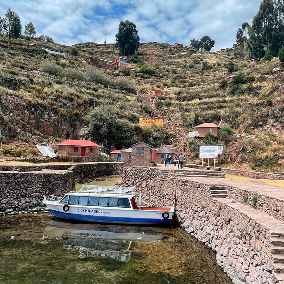 Pequeña embarcación esperando a sus pasajeros en Taquile