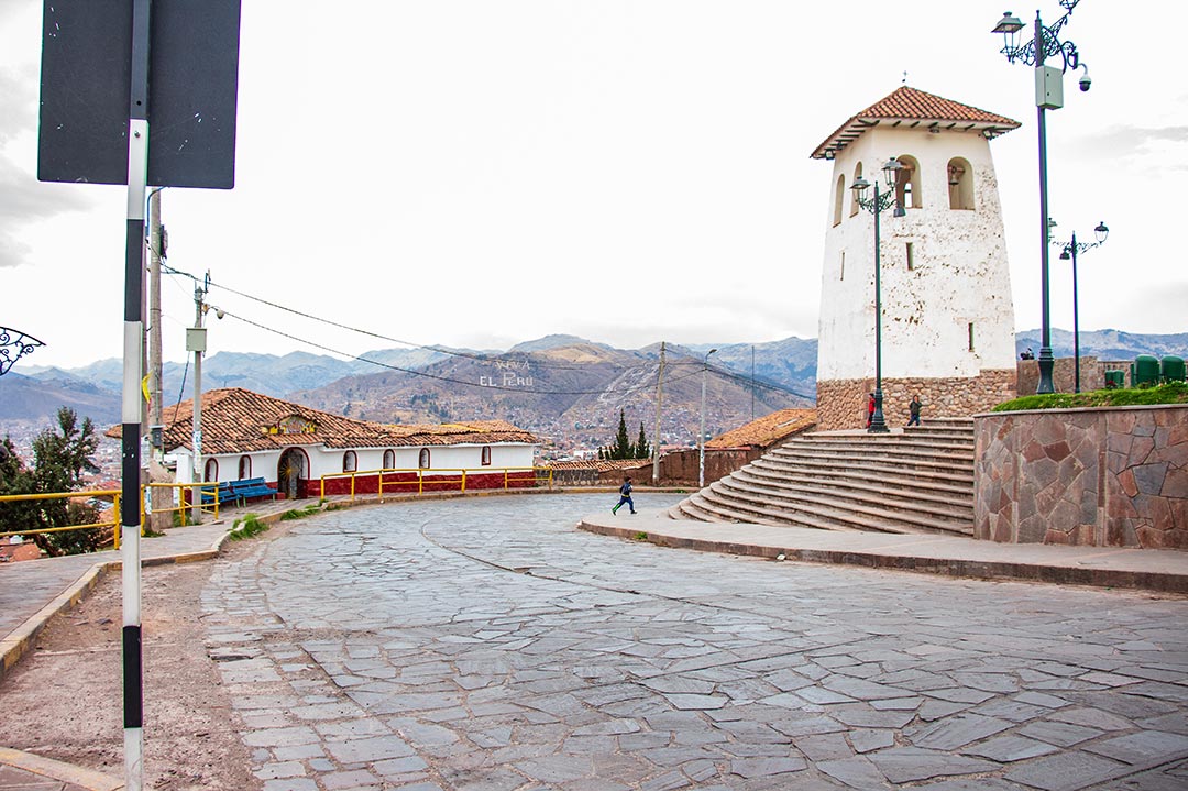 Templo de Santa Ana, el cielo está cubierto por nubes y el ambiente es frío. A pesar de eso, se tiene una vista espectacular de la ciudad.