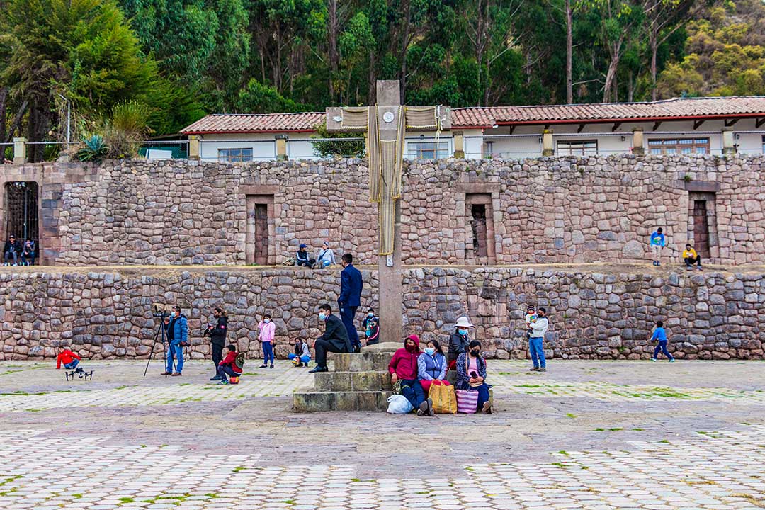 Barrio de Kolkampata, ubicado en la plazuela que está al frente del templo de San Cristobal. Este está compuesto de piedras Incas, una cruz con personas alrededor complementan el ambiente