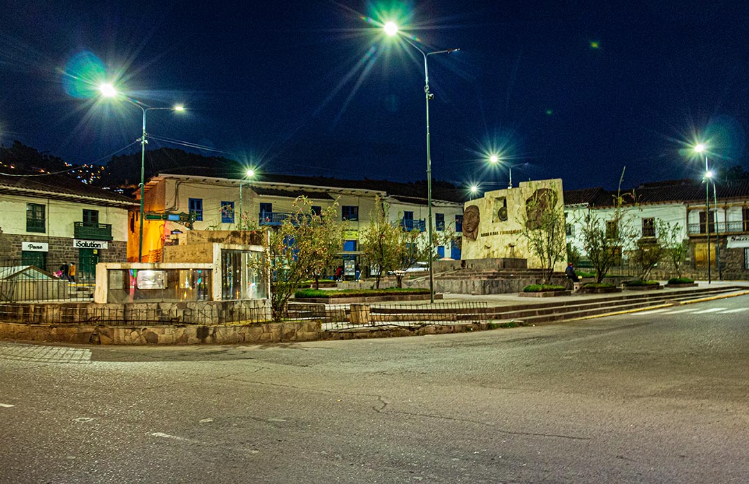 Vista nocturna de la plaza Limacpampa Grande