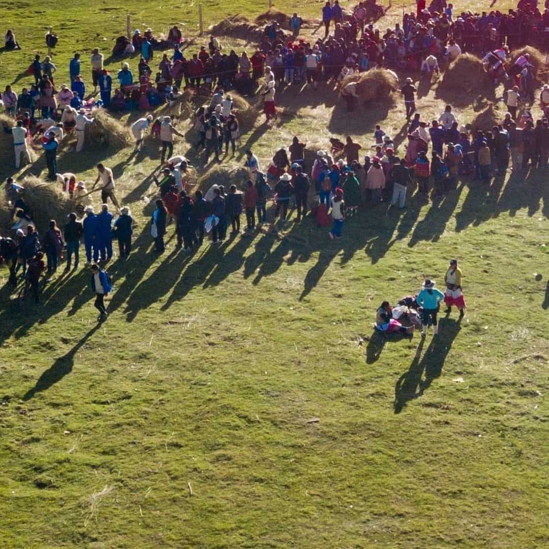 Vista aérea de una comunidad campesina trabajando en conjunto, de forma comunitaria, cierta forma de minca inkaica