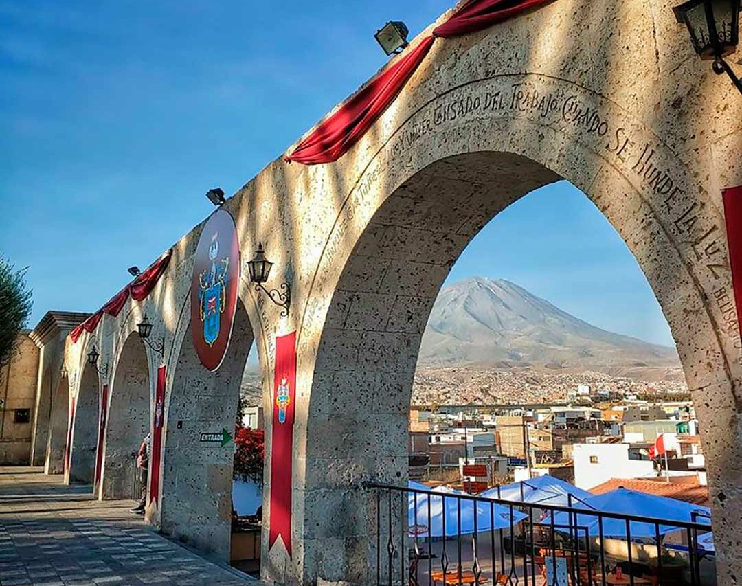 Hermosa vista del mirador de Yanahuara en Arequipa, ciudad blanca.