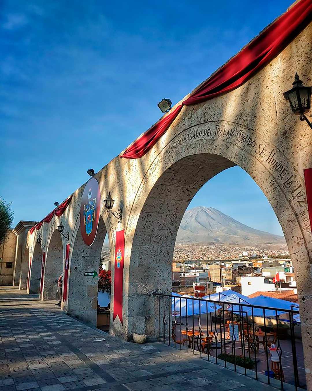 Mirador de Yanahuara Hermosa vista del mirador de Yanahuara en Arequipa, ciudad blanca.