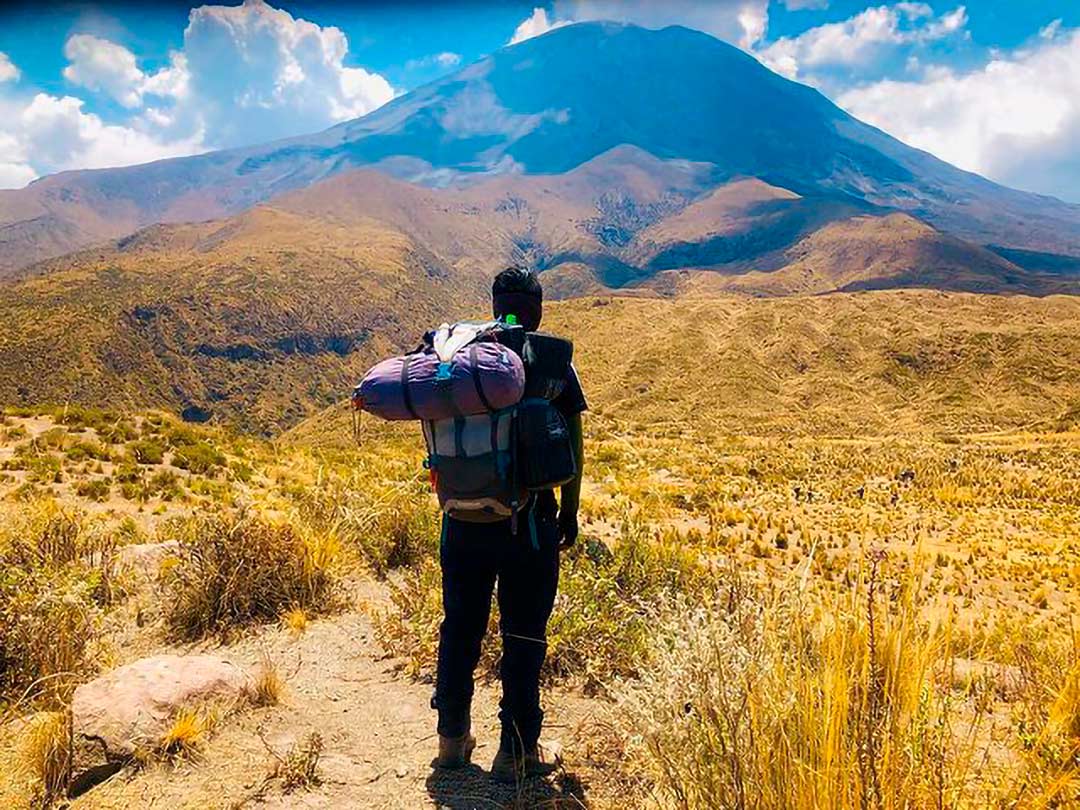 Joven de camino al Volcán Misti