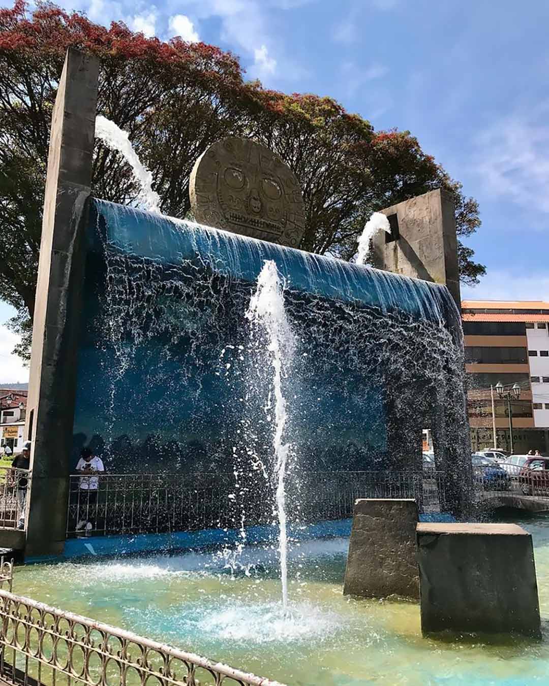 Paccha, fuente de agua adornada con un Sol de Echenique, figura representativa del Cusco