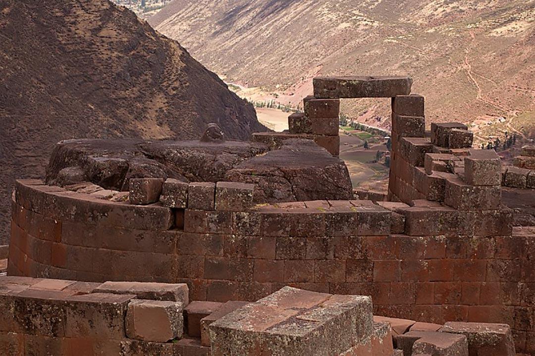 Intihuatana en Pisaq. Vista diurna del sitio arqueológico