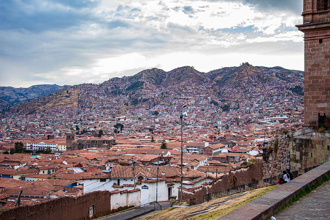 Montañas llenas de edificaciones. Vista desde el Mirador de San Cristobal