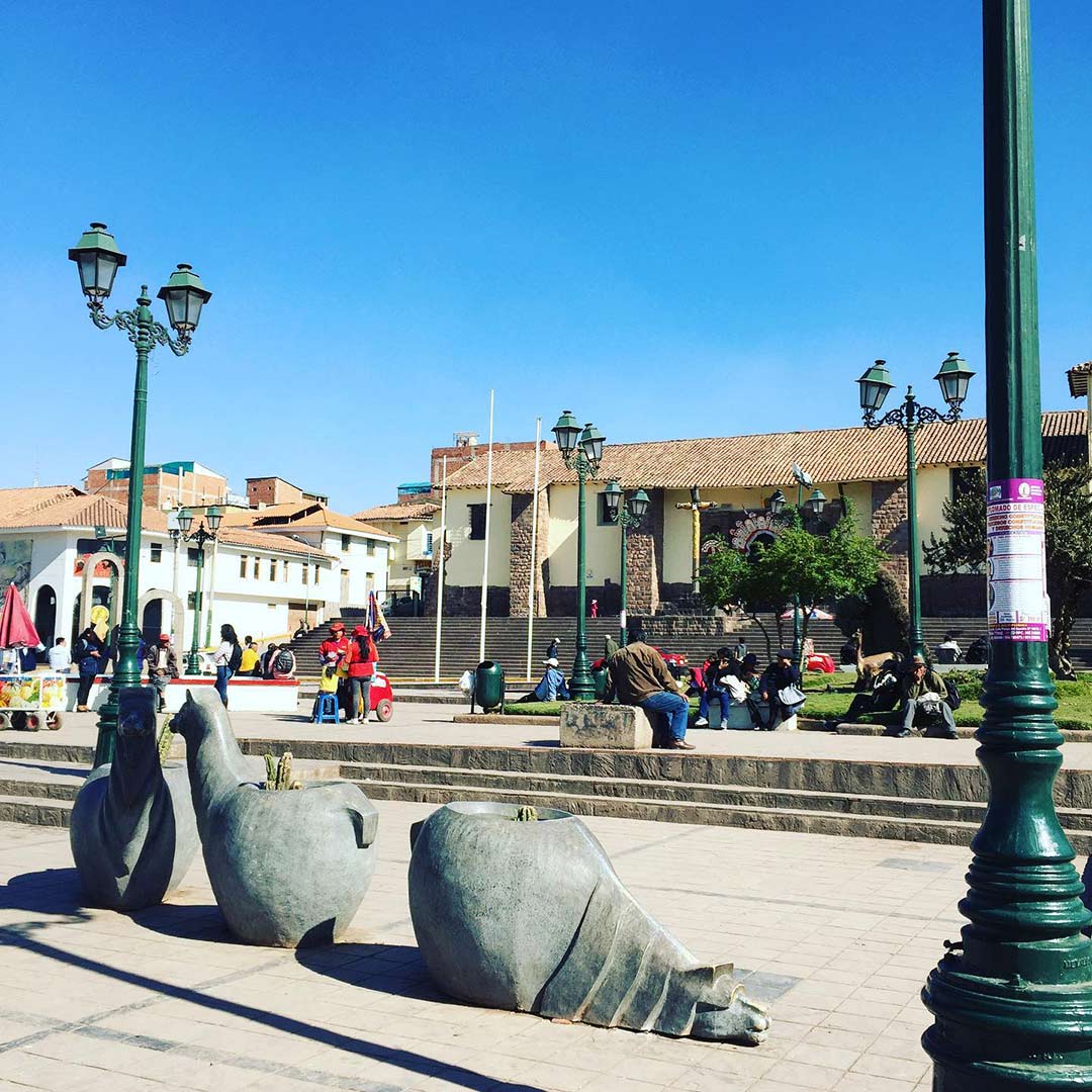 Plaza de Santiago, en esta, unas llamas esculpidas en piedra