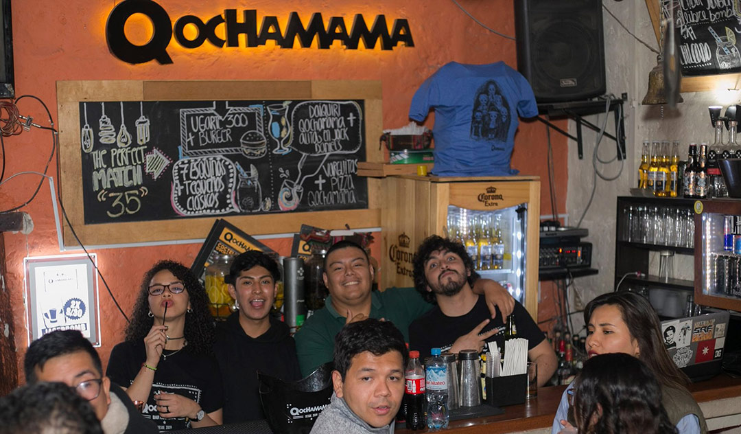 Jóvenes en el bar QOCHAMAMA, en Arequipa