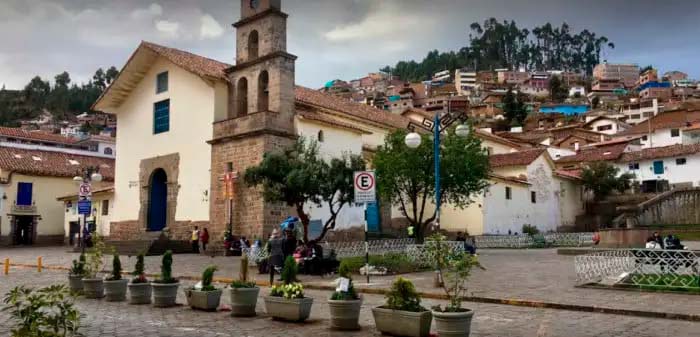 Iglesia de San Blas al costado de una plazuela