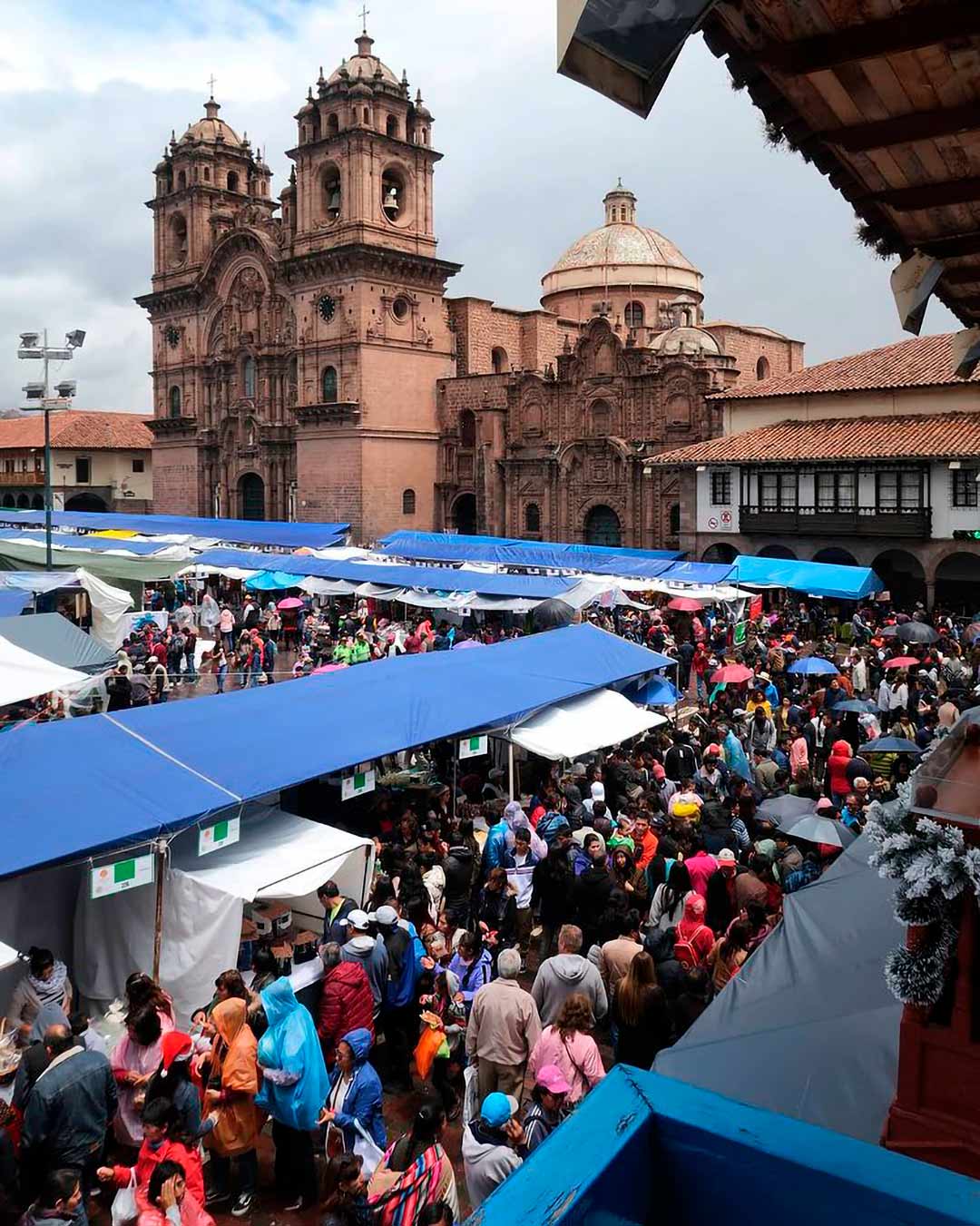 Santurantikuy Santirantikuy, Plaza de armas llena debido a la actividad. La compañía de Jesús