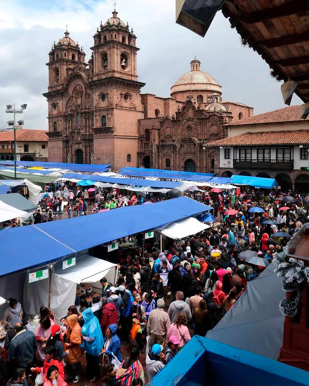 Santirantikuy, Plaza de armas llena debido a la actividad. La compañía de Jesús