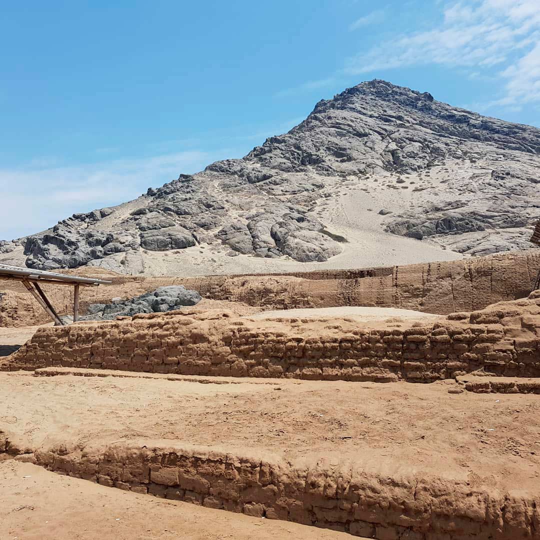 Vista frontal de la Huaca del Sol y la Luna