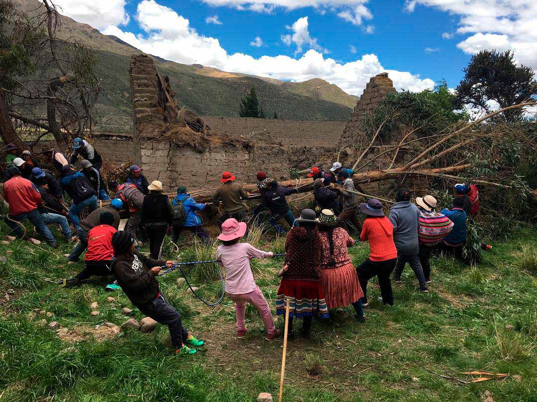 Pobladores preparándose para realizar una Yunzada Tradicional Yunzada. Varios pohladores se preparan para la actividad, llevan en sus brazos el arbol que será objeto principal