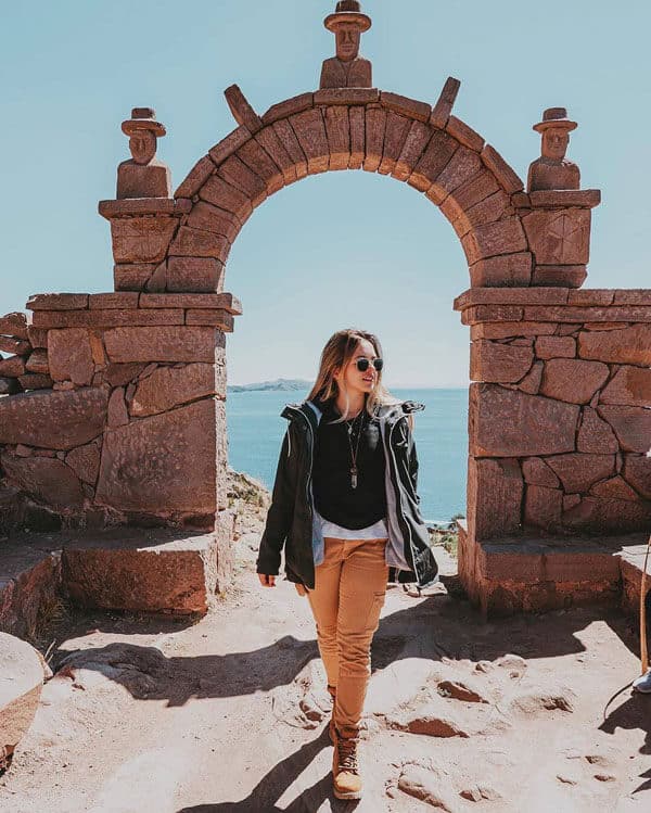 Mujer posando en Puno