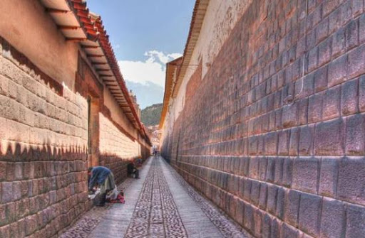 Amaru kancha o Templo de la Serpiente, hoy en día calle principal del Cusco