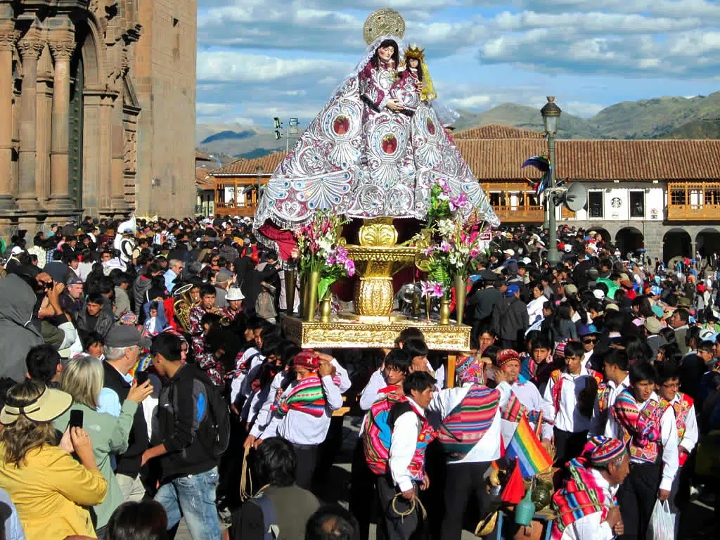 La plaza de armas del Cusco se llena de muchos devotos y visitantes de distintas partes.