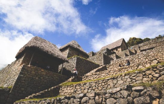 Vista de los andenes de Machu picchu de abajo hacia arriba