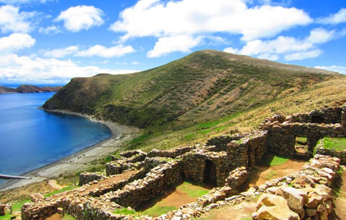 La isla del Sol es la más grande del lago Titicaca