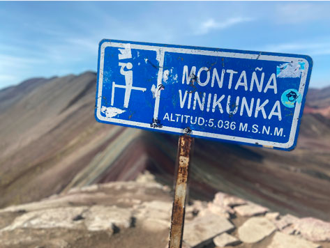 letrero-trekking-montaña-de-colores