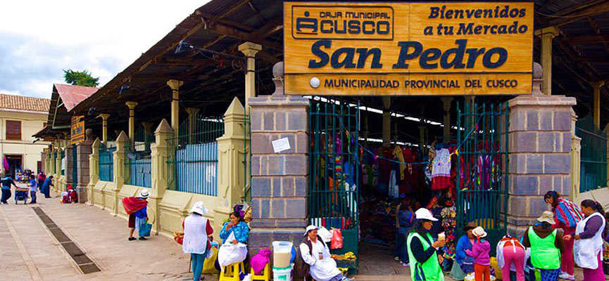 El mercado tradicional de San Pedro, uno de los mas importantes mercados en Cusco