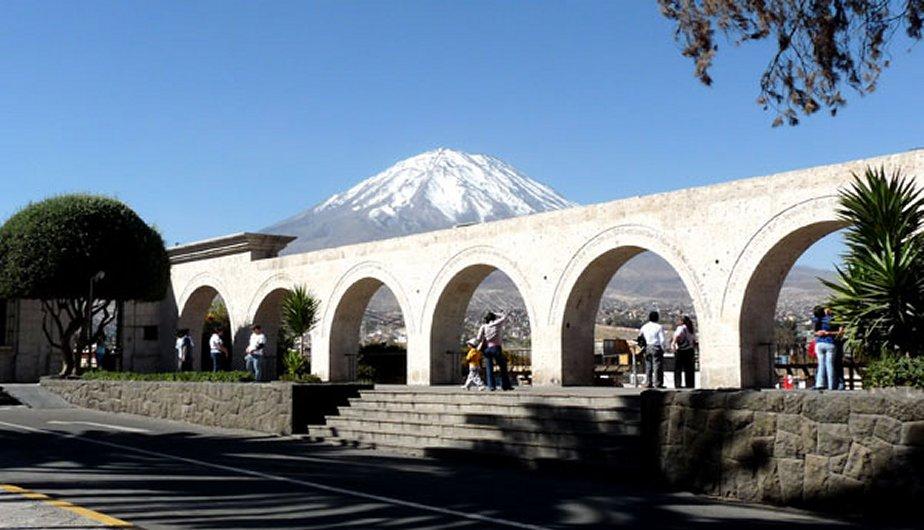 Desde el mirador de Yanahuara, podrás apreciar el imponente Volcán Misti