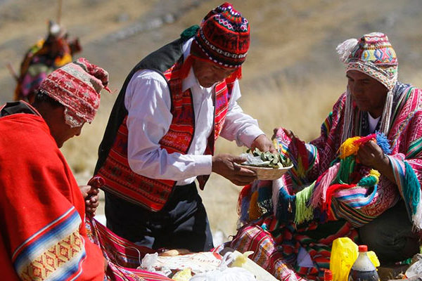 Hombres preparando un ofrecimiento a la Pachamama