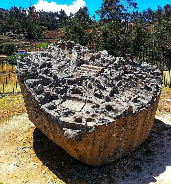 Yacimiento inca con la roca tallada Piedra de Sayhuite