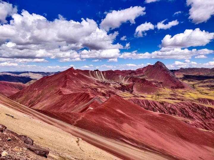 trekking a la montaña de colores valle rojo